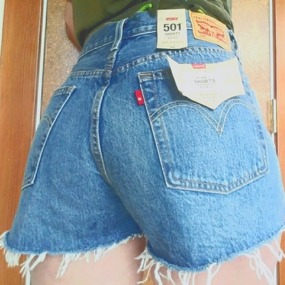 😍 501 LEVI'S 😍 Mid rise Cut off Jean shorts - Picture 3 of 9